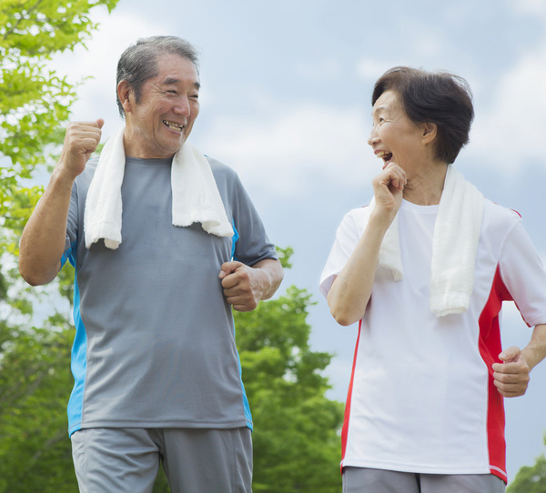 ジョギングする老夫婦